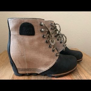 SOREL Two tone lace-up wedge boots